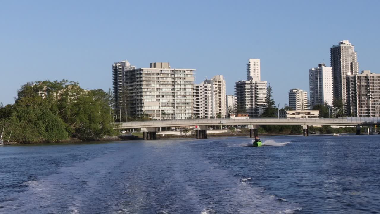 在澳大利亚昆士兰州黄金海岸游览风景优美的内朗河。视频素材