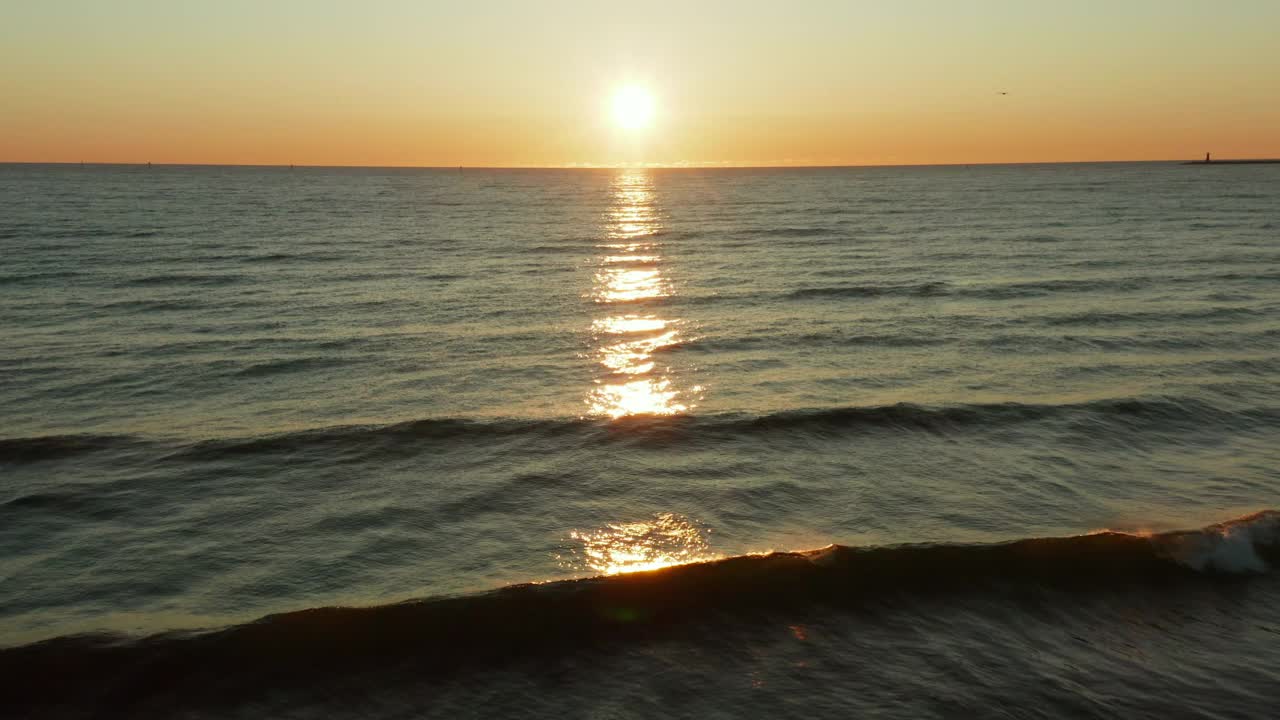 美丽的海景与日出和雾在水上。视频素材