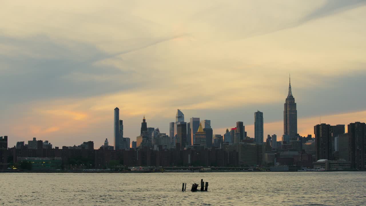 曼哈顿纽约建筑剪影下大胆的夕阳天空视频素材