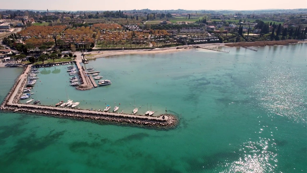 Porticciolo di Pacengo lago di garda(意大利维罗纳省加尔达湖)无人机视图(空中)无人机飞行路线(圆圈)视频下载