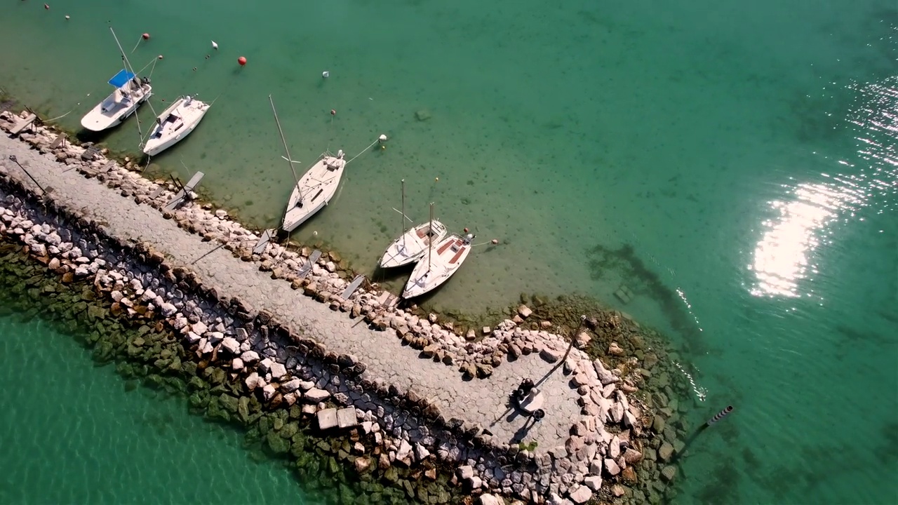 Porticciolo di Pacengo lago di garda(意大利维罗纳省加尔达湖)无人机视图(空中)无人机飞离视频下载