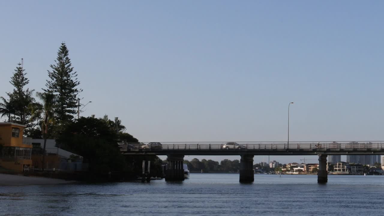 城市水路探索:游弋在城市的风景滨水区视频素材