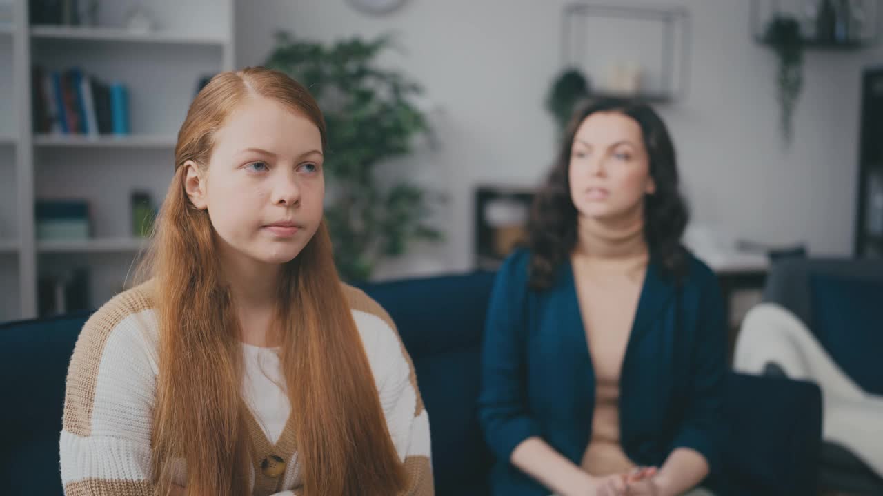 成熟的女人和十几岁的女儿吵架，困难的阶段，青少年时期视频素材