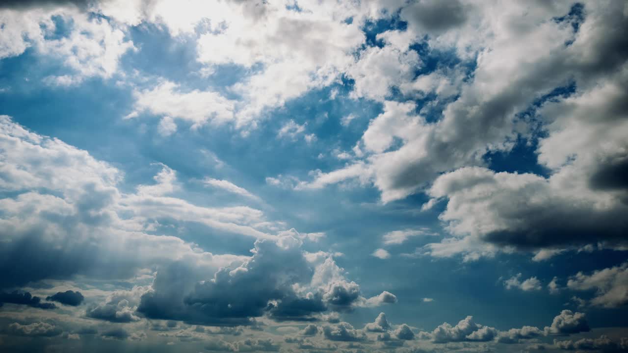 天空中神奇的云的时间间隔，广阔的云空间视频素材