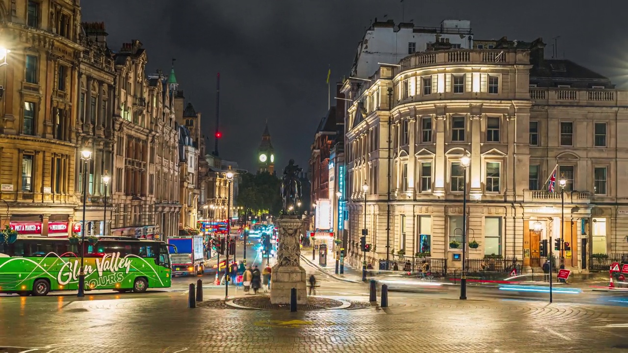 英国伦敦，特拉法加广场附近的人们可以在晚上看到大本钟视频素材