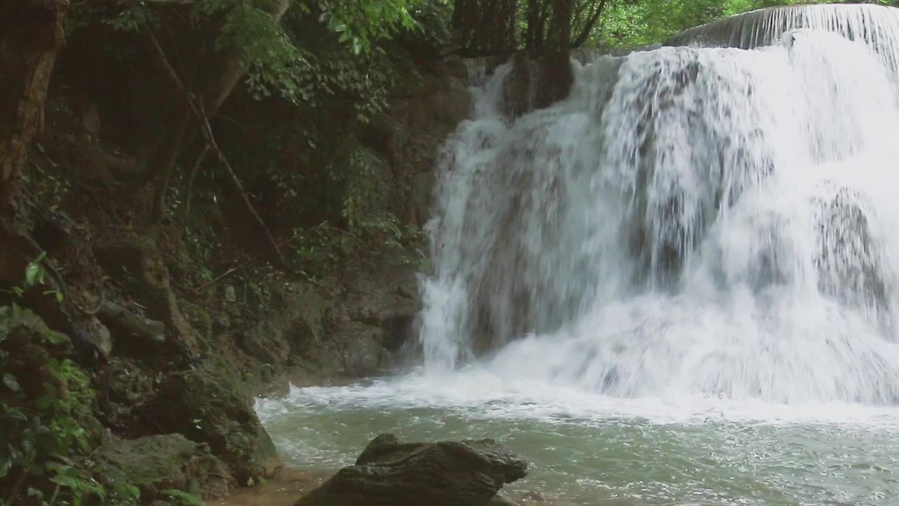 在雨季流动的瀑布视频素材