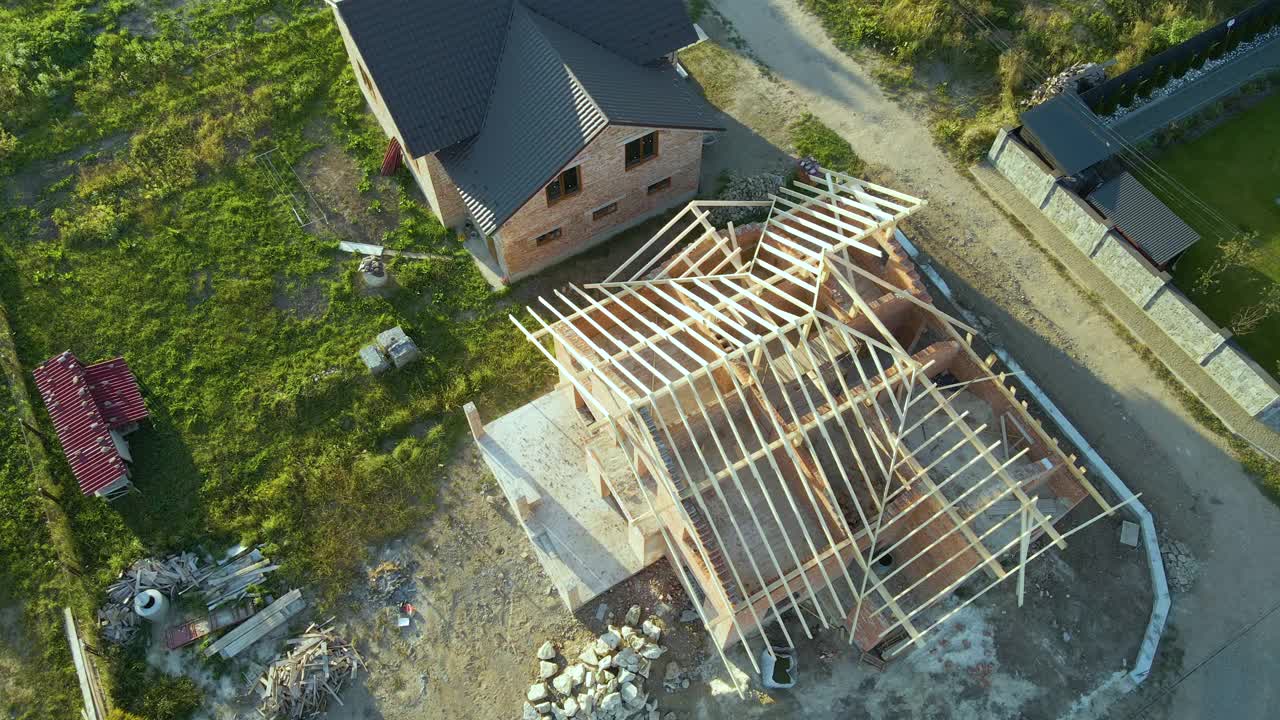 鸟瞰图:未完工的木质屋顶框架结构住宅视频素材