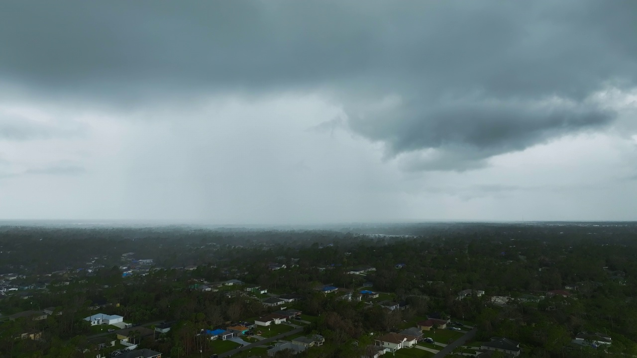 在乡村地区的大雷暴中，乌云在暴风雨的天空中形成视频素材