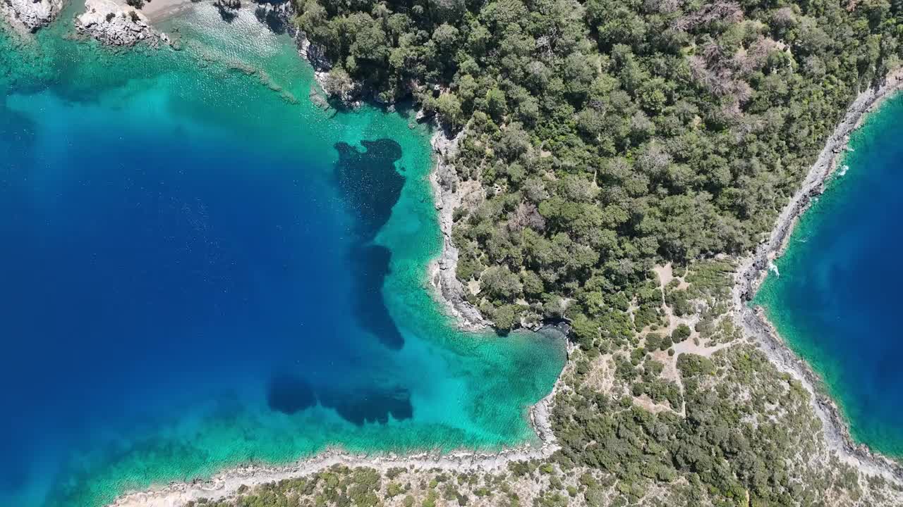 Gemile群岛和圣尼古拉斯教堂无人机视频，Oludeniz海滩费特希耶，穆拉土耳其视频素材