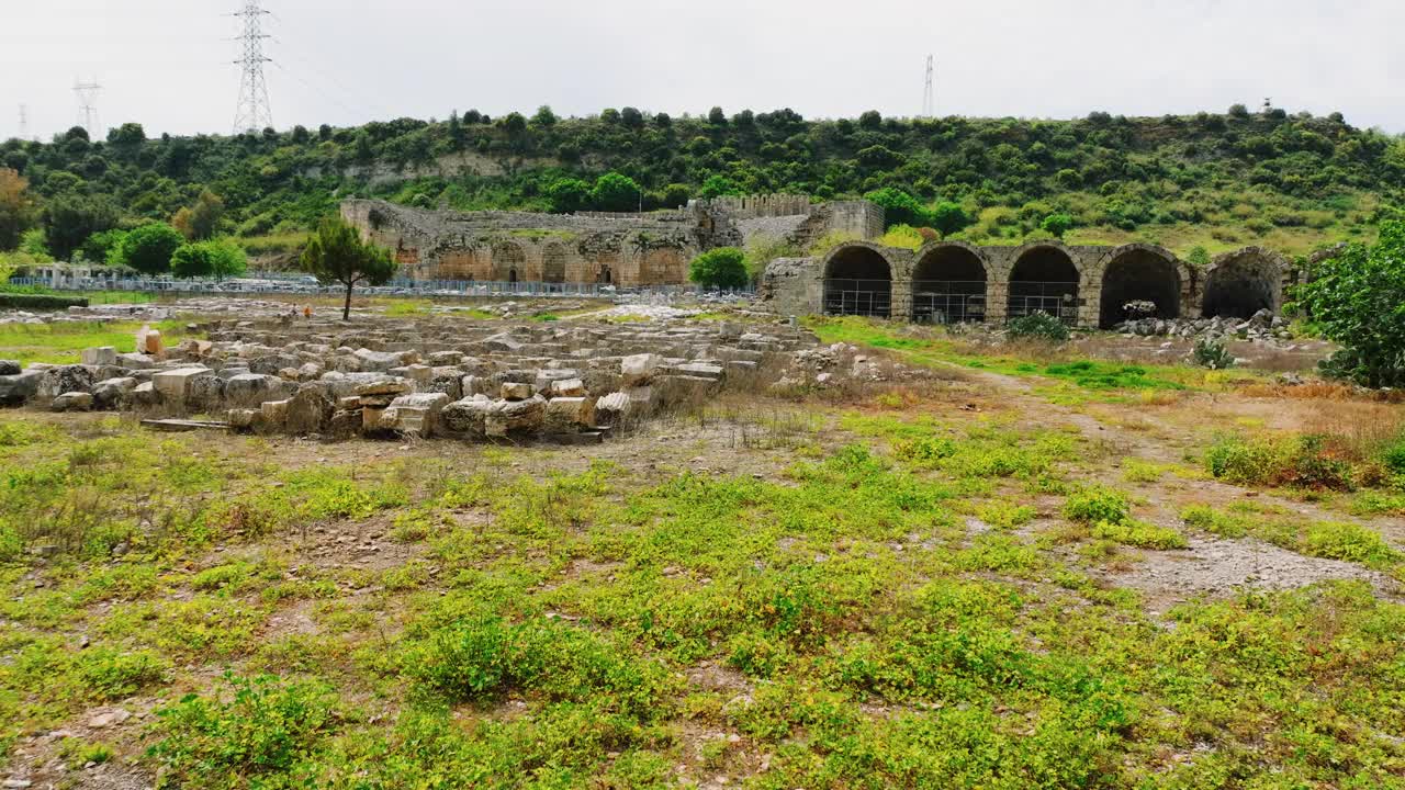 安塔利亚佩尔热古城圆形剧场鸟瞰图，历史遗址安塔利亚佩尔热古城，土耳其历史遗址，保存最完好的古城，佩尔热古城鸟瞰图，最好的历史希腊罗马古城视频素材