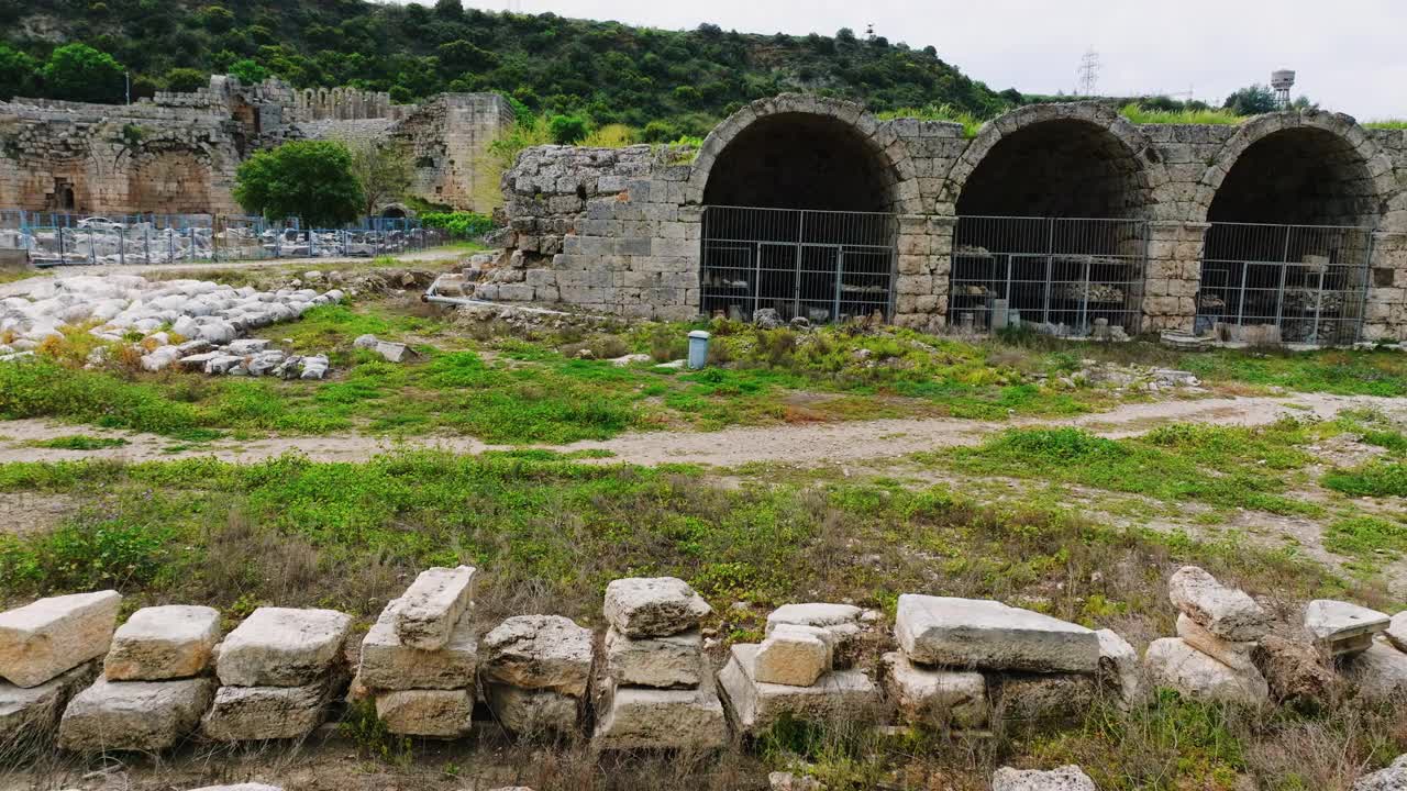 安塔利亚佩尔热古城圆形剧场鸟瞰图，历史遗址安塔利亚佩尔热古城，土耳其历史遗址，保存最完好的古城，佩尔热古城鸟瞰图，最好的历史希腊罗马古城视频素材