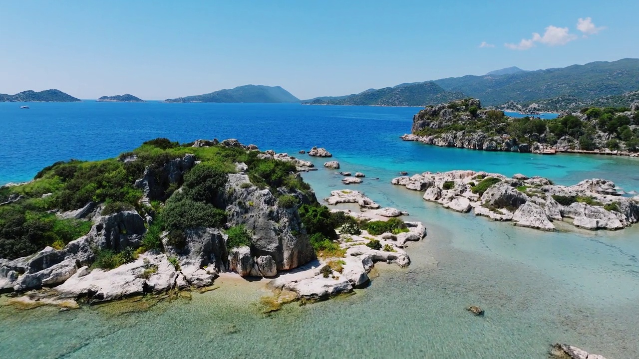 鸟瞰Kaleköy，鸟瞰Ucagiz，安塔利亚Kekova的岩石墓，Kalekoy-Simena的城镇景观，鸟瞰Simena城堡，热门度假胜地，沉没城市鸟瞰图视频素材