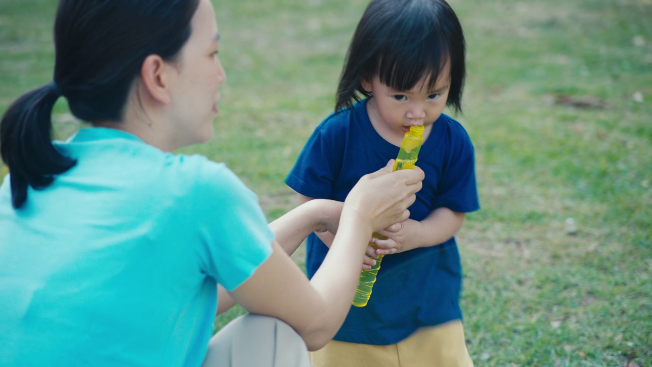 公园女孩吹泡泡。视频素材