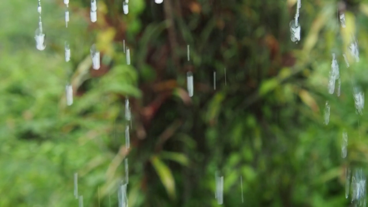 雨水从屋顶倾泻而下。视频素材