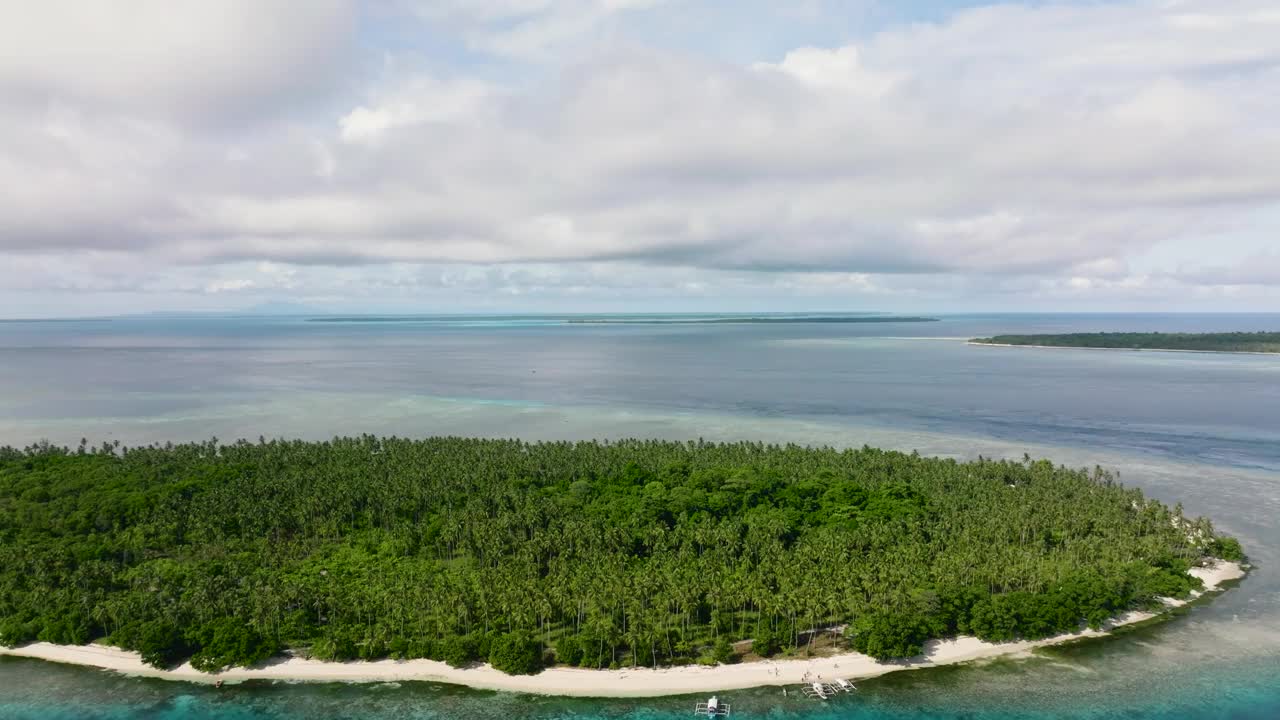 有海和岛的海景。视频素材