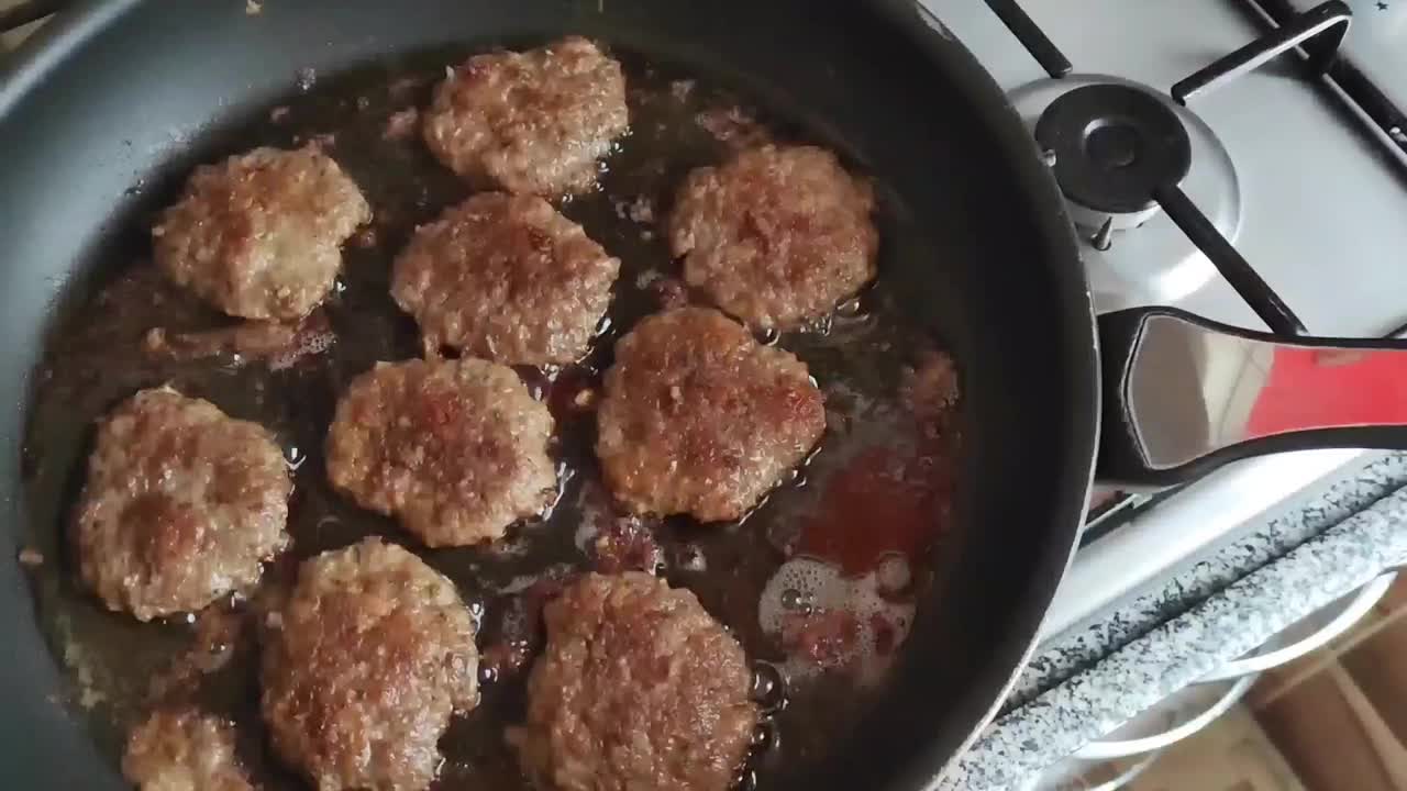 牛肉饼在煎锅里用油煎视频素材