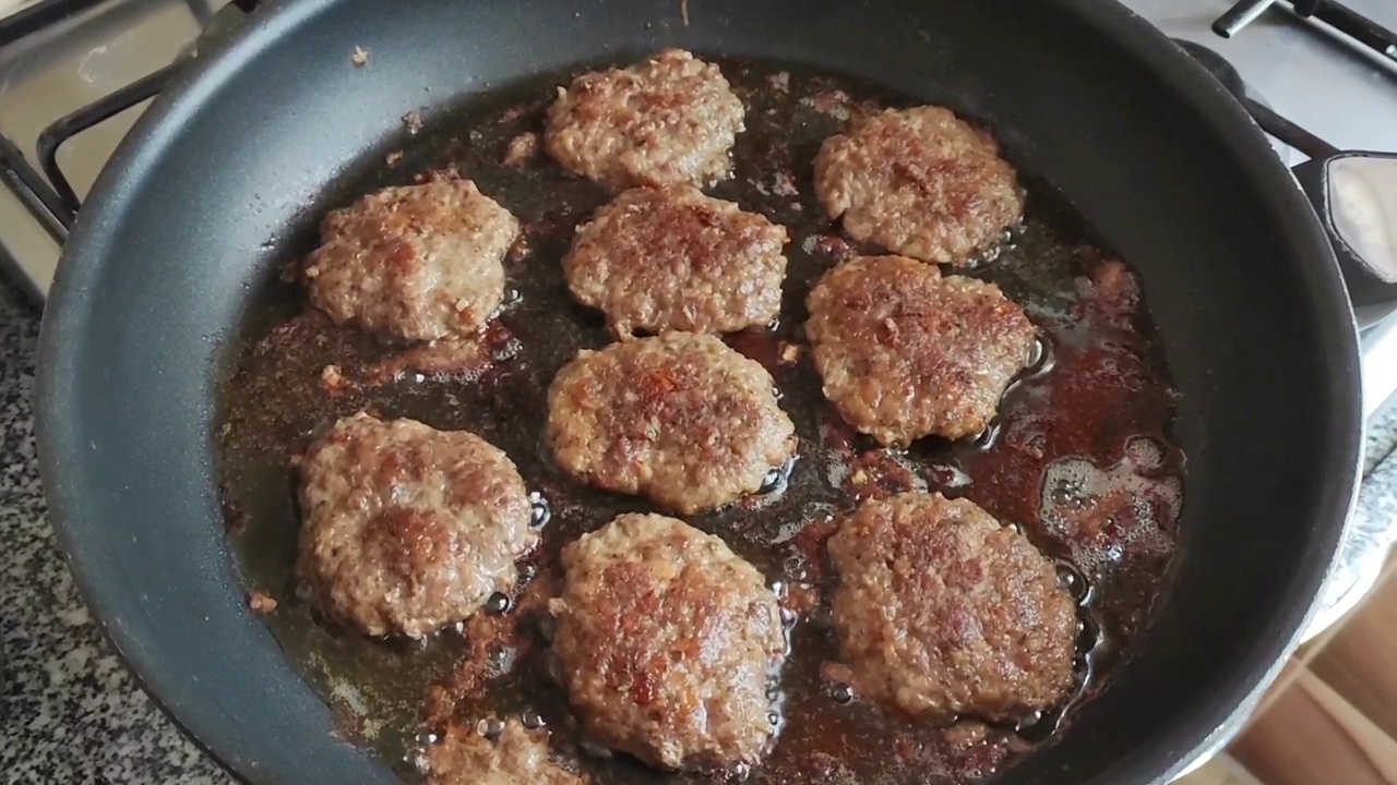 牛肉饼在煎锅里用油煎视频素材