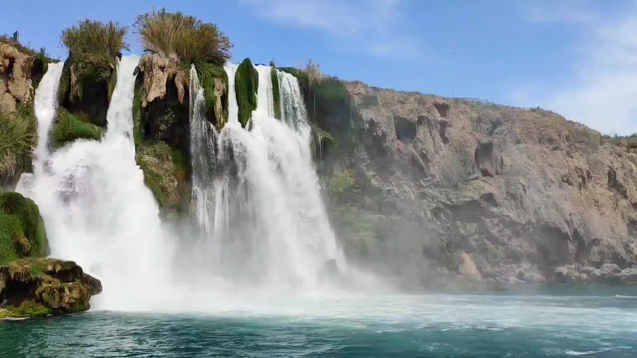 一条美丽的瀑布从山上泻入蓝色的地中海视频素材