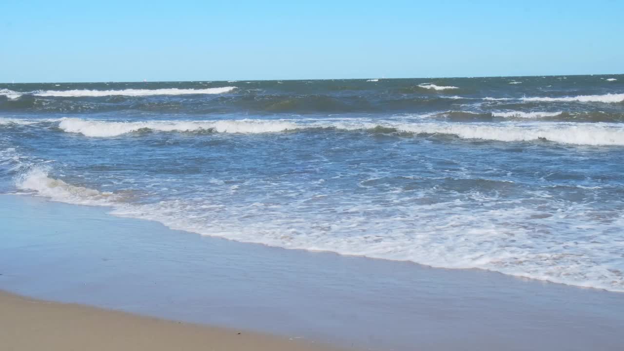 波罗的海深蓝色的云和海或海洋水面与泡沫波浪暴风雨前，戏剧性的海景背景日落。抽象图案纹理。视频素材