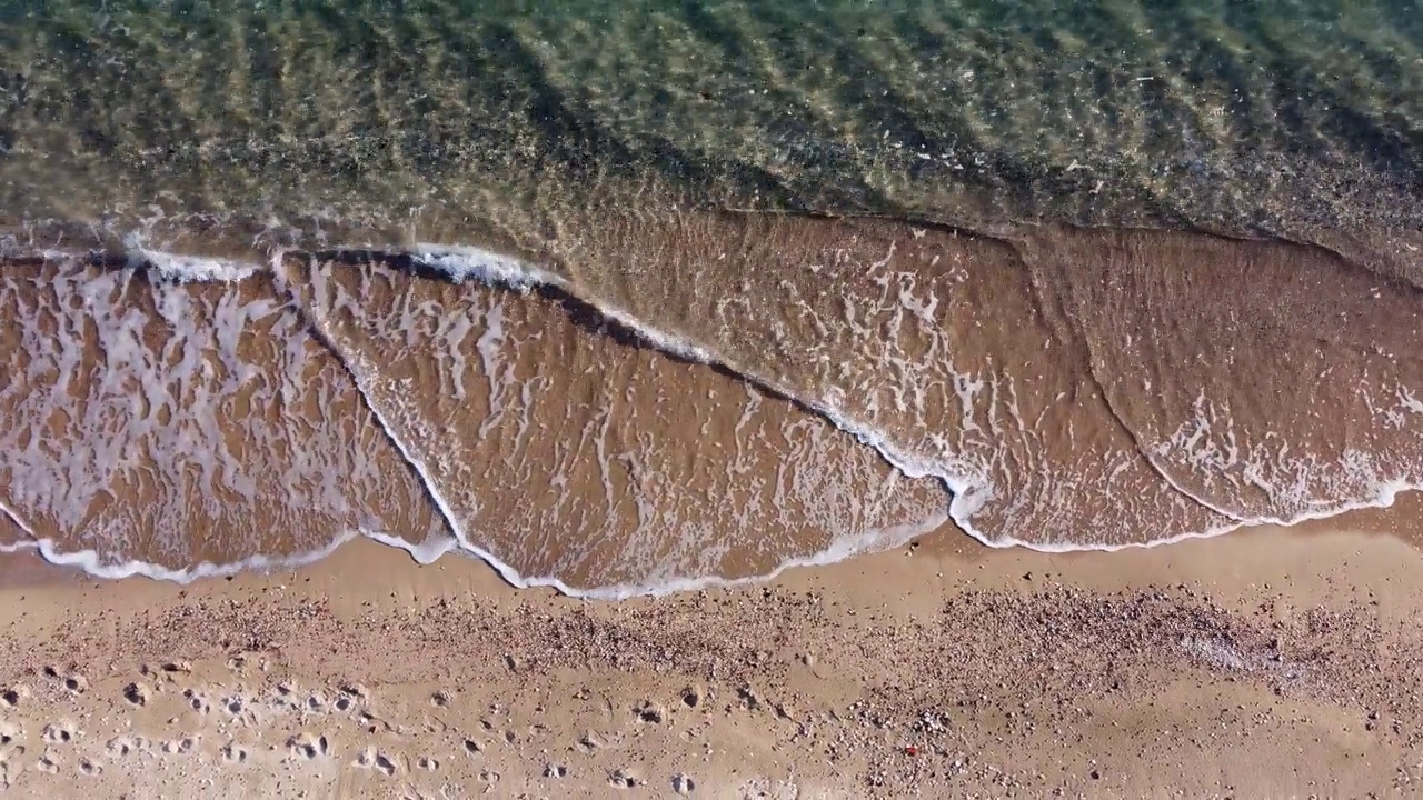 海浪拍打在Nea Flogita的海滩上视频素材