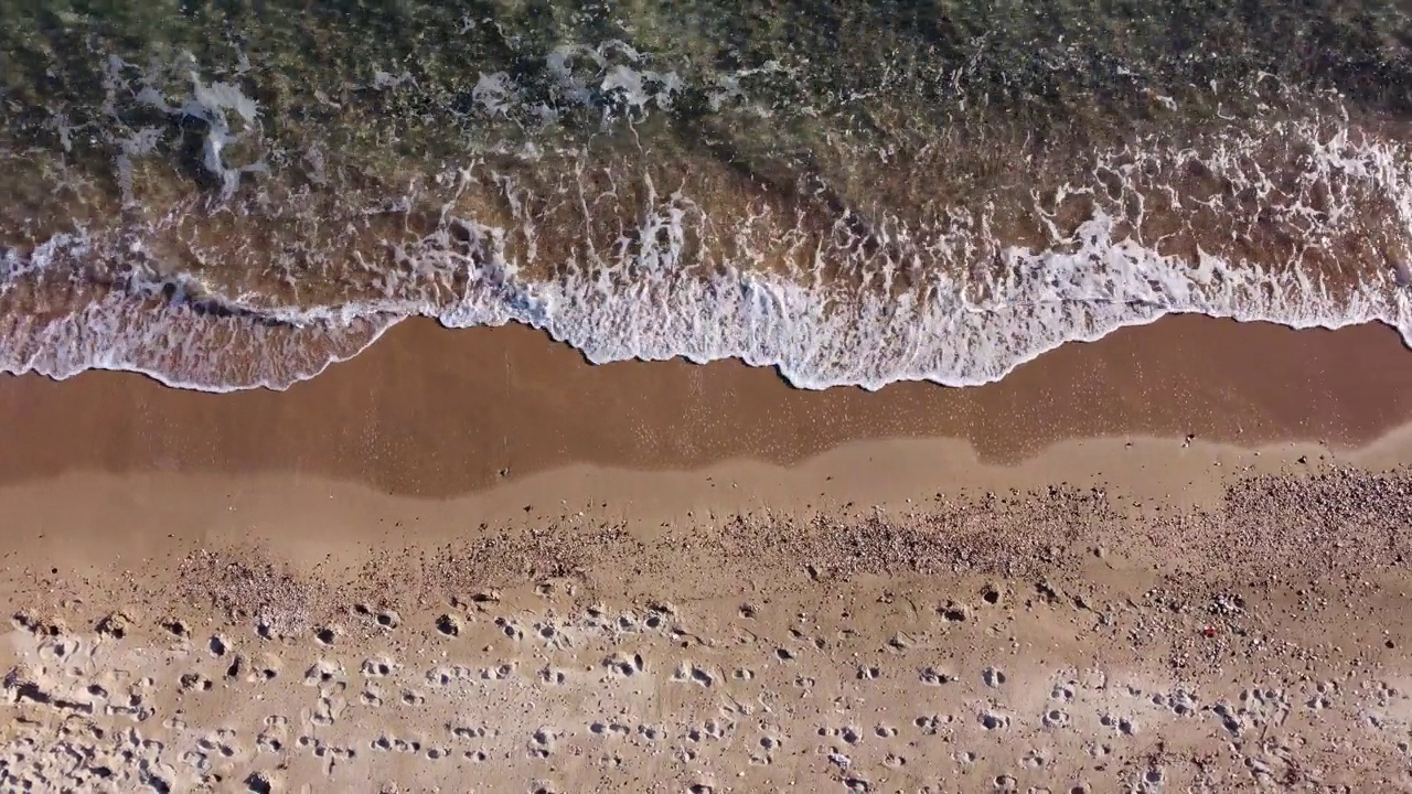 海浪拍打在Nea Flogita的海滩上视频素材