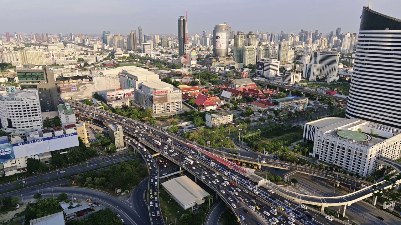 曼谷城市天际线和交通的道路，十字路口，大道光-拉马9商业区的城市景观在白天，高视角，泰国视频素材