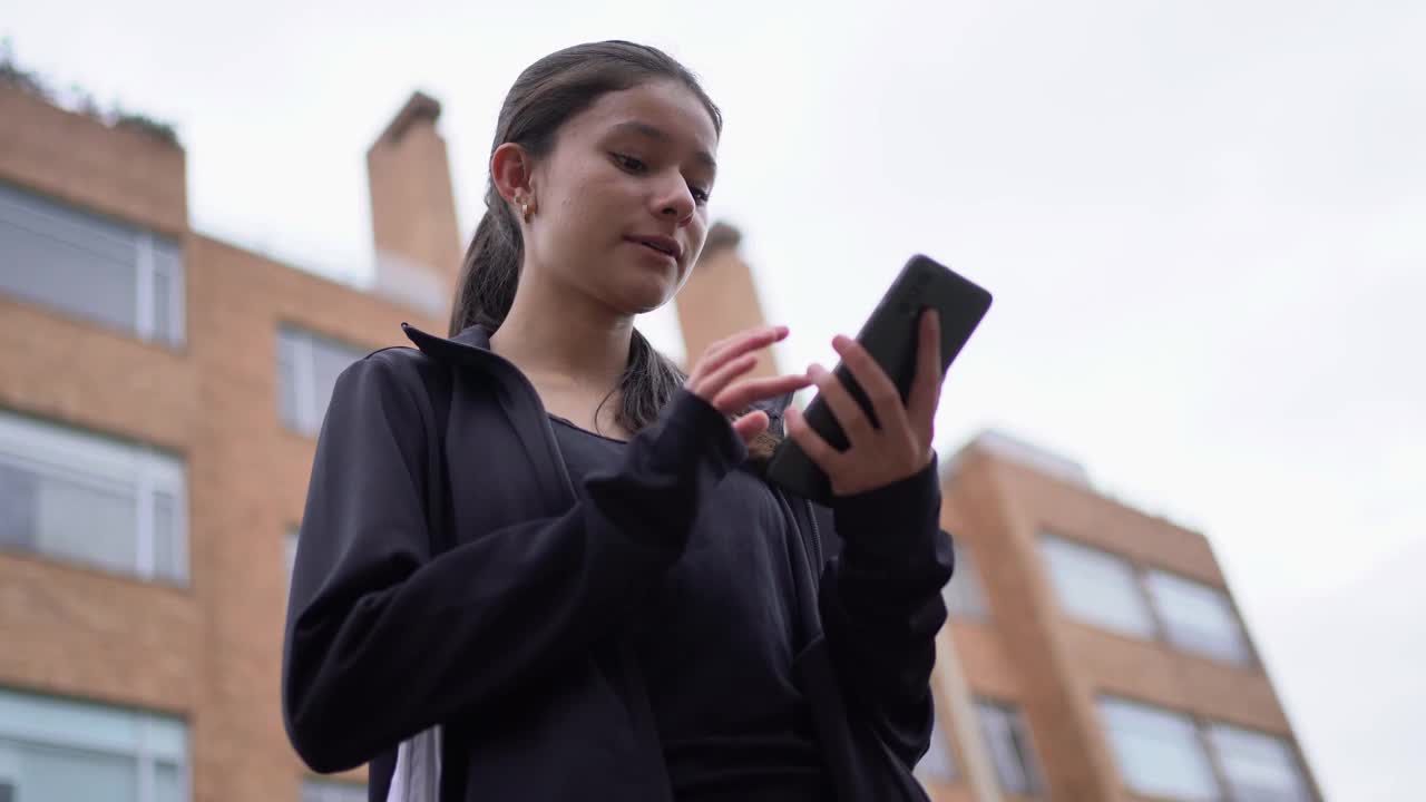 年轻女子在街上讲手机视频素材