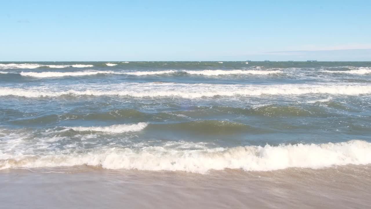 波罗的海深蓝色的云和海或海洋水面与泡沫波浪暴风雨前，戏剧性的海景背景日落。抽象图案纹理。视频素材