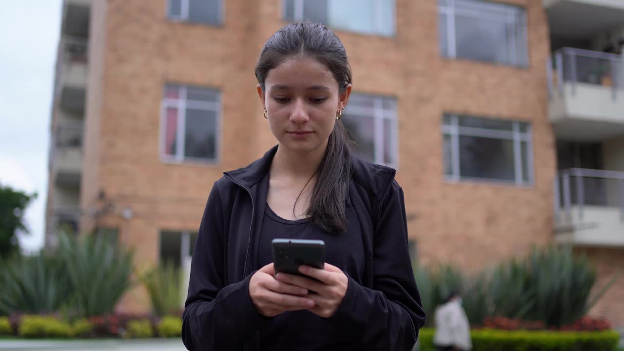 年轻女子在街上使用手机视频素材