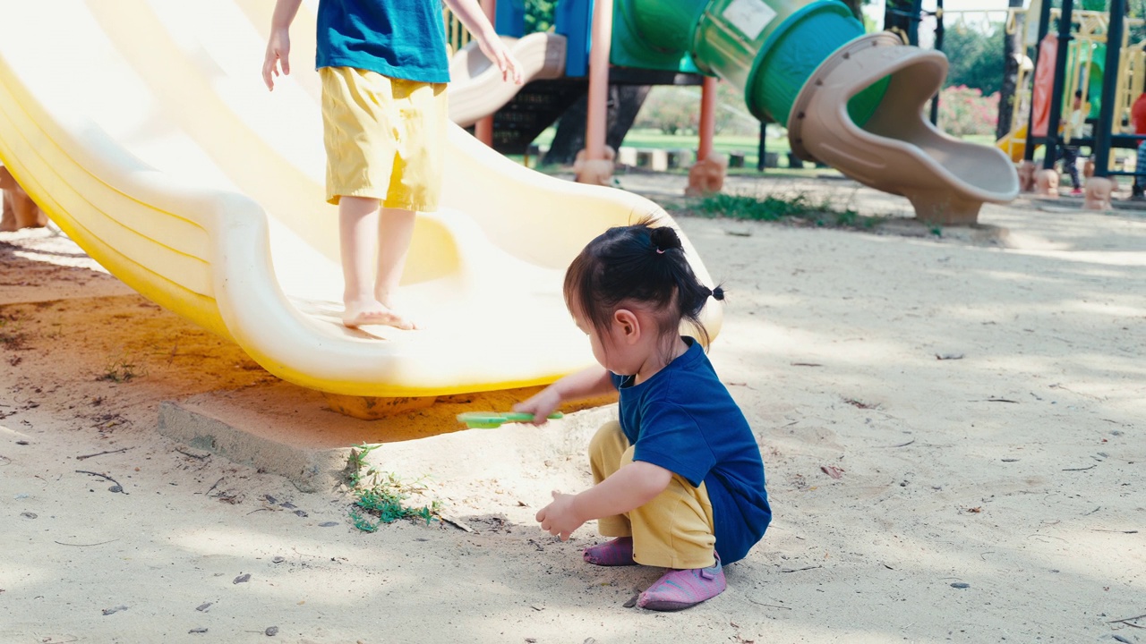 孩子们在公园里玩得很开心。视频素材