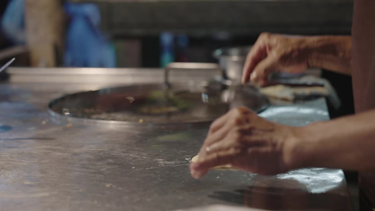 用面粉做印度烤肉或印度食物，街边小吃视频素材