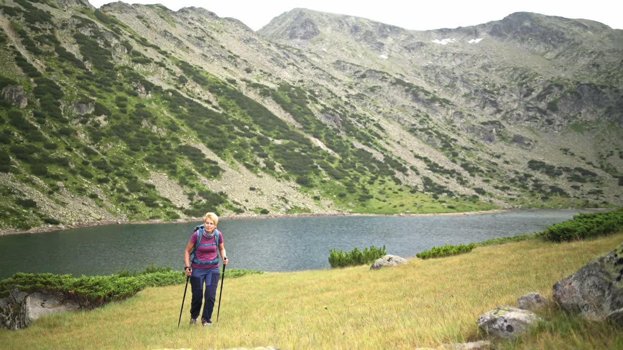 在美丽乡村背包旅行的女人视频素材