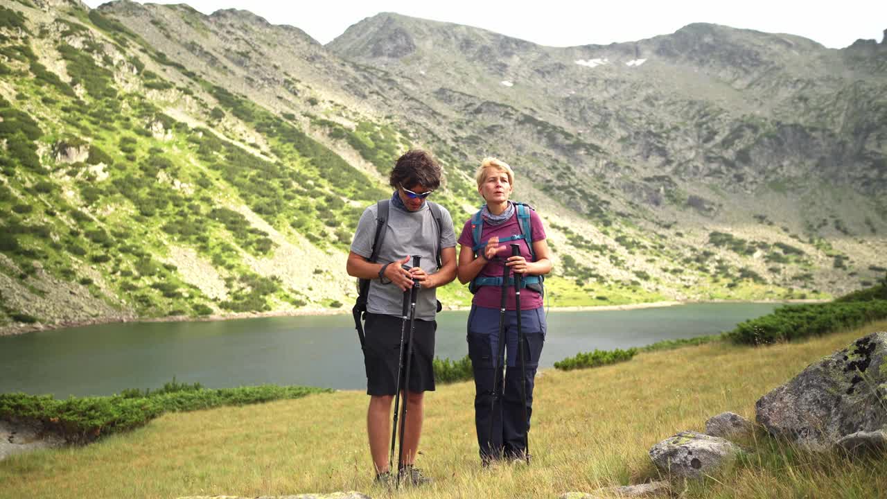 活跃的徒步旅行者在山间行走视频素材