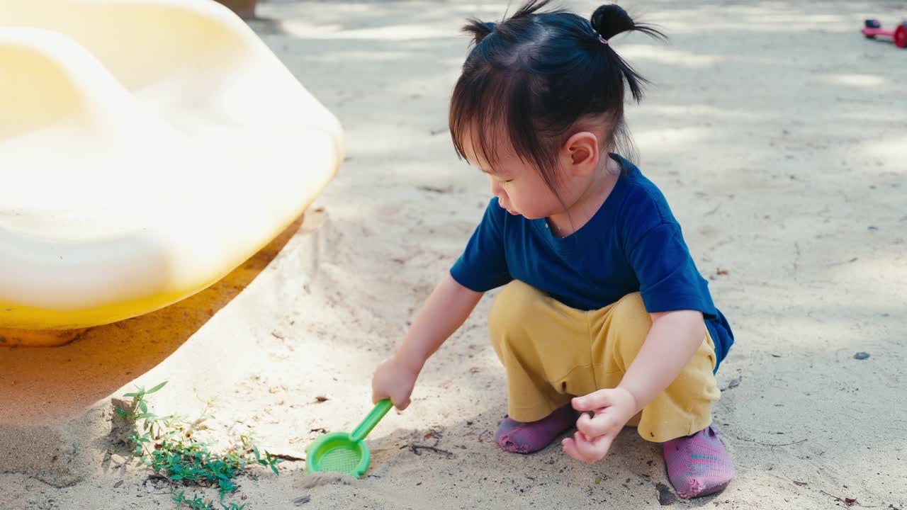 孩子们在公园里玩得很开心。视频素材