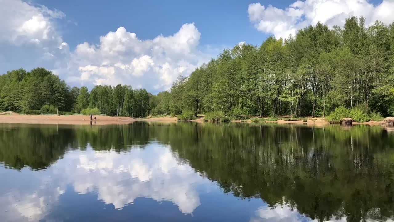 美丽的春景依江而行，云和风都映在水中，时光流逝视频素材