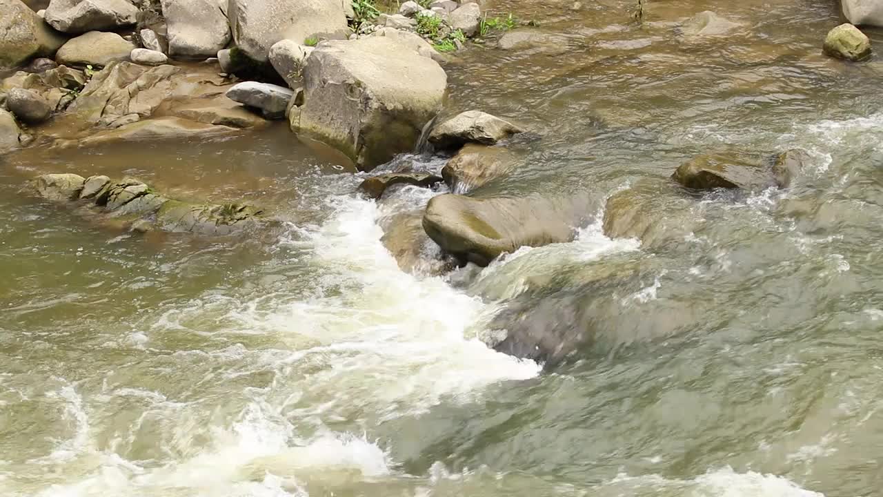 喀尔巴阡山脉的一条河流，在乌克兰秋天的白天以湍急的水流为背景视频素材