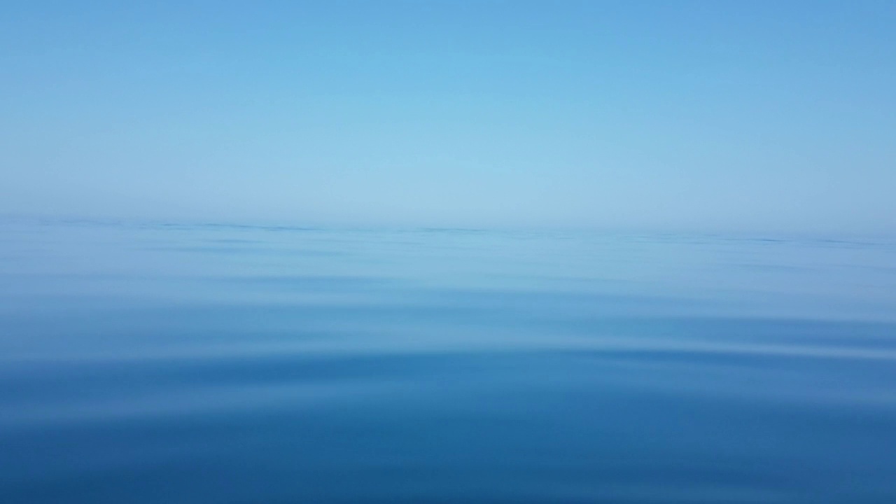 大海透明的水蓝色在夏天为背景巨石普雷韦扎希腊视频下载