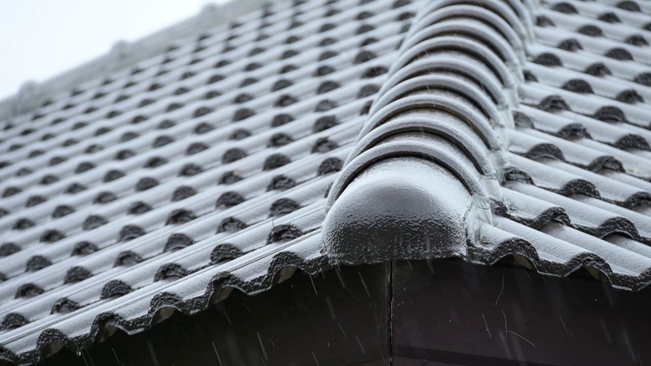 4K场景的雨季，大雨倾盆在黑瓦屋顶的房子视频素材