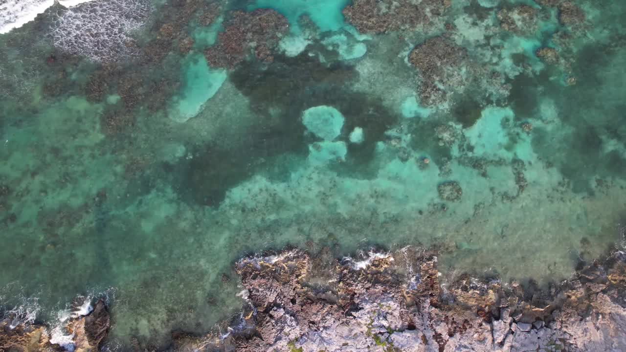 夏天，在绿松石般的海水旁的海滩上悬挂无人机镜头视频素材