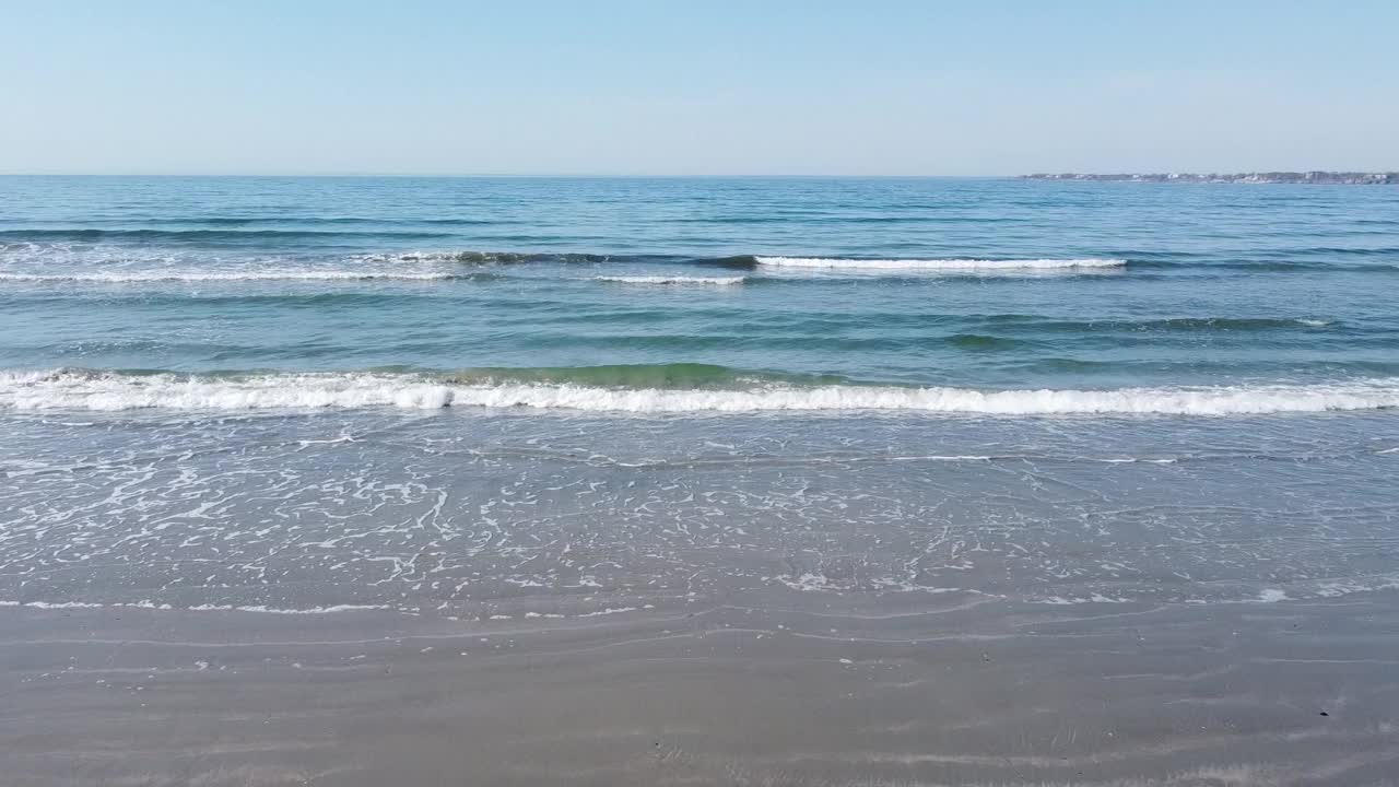 航拍的泡沫海浪冲击海岸的照片，背景是地平线视频素材