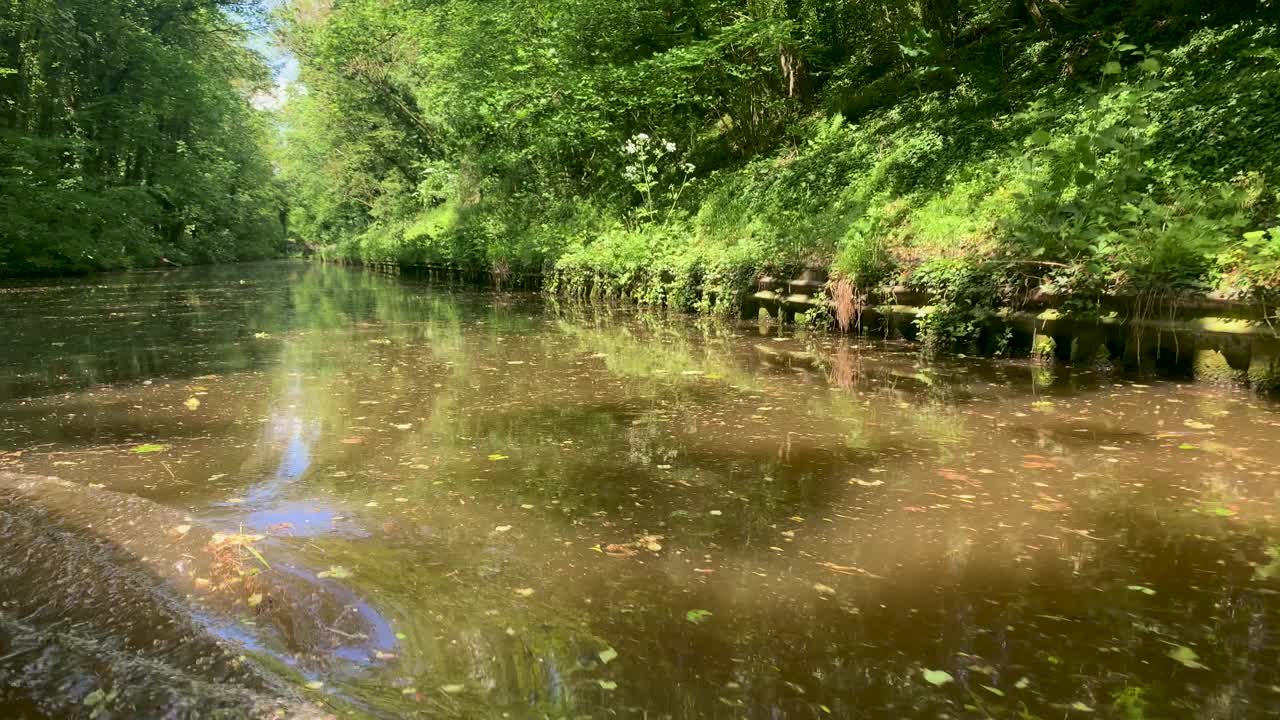 什罗普郡联合运河水道窄船，或驳船在一个阳光明媚的夏日镜头。视频素材