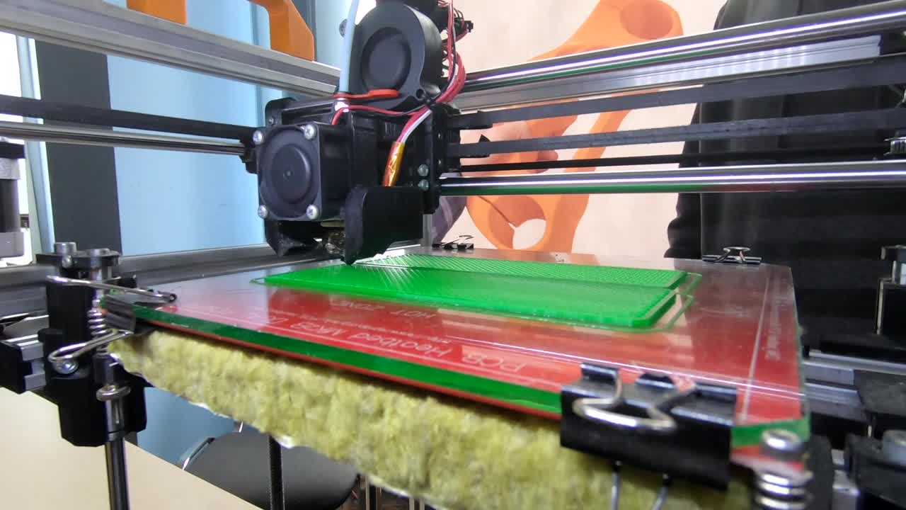 3 d打印机。工作中的3d打印机特写。3d打印机从熔融塑料中打印物体。印刷的原型。3D打印机的新型现代打印技术。加法渐进式技术。FDM视频素材