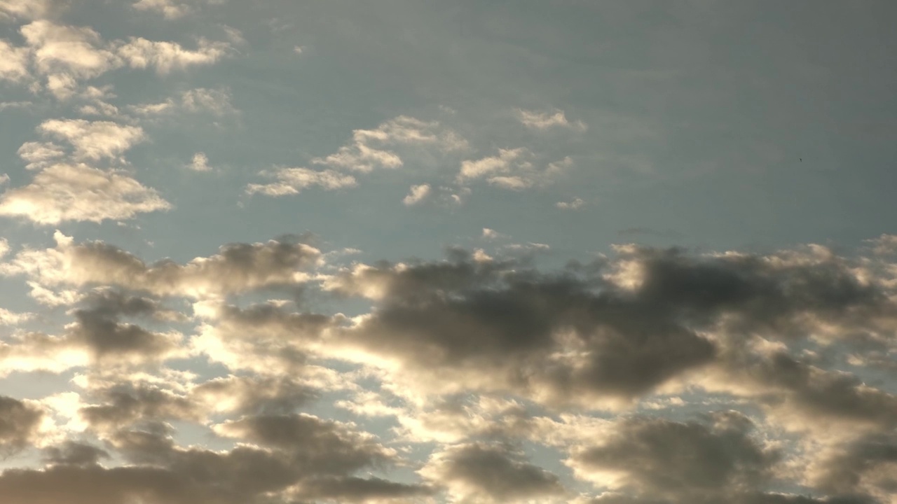 在暴风雨的天空中移动的白云的延时拍摄。动态云景在戏剧性的天空延时视频素材