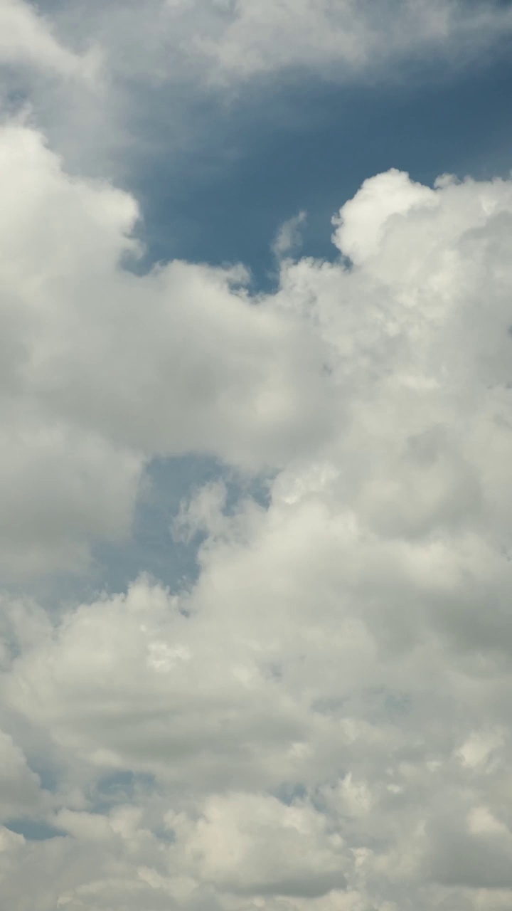 在暴风雨的天空中移动的白云戏剧性的延时拍摄。动态云景在戏剧性的天空延时视频素材