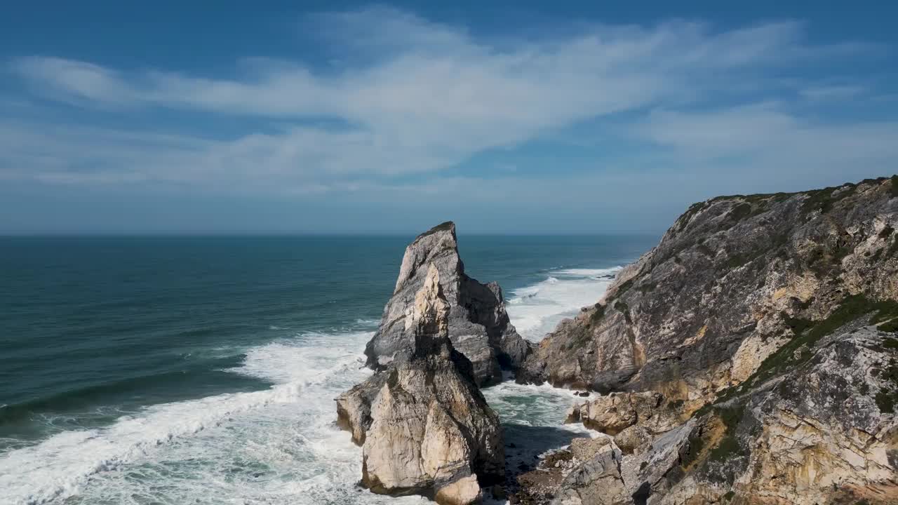 海和海岸上的岩石山脉的航拍视频视频素材