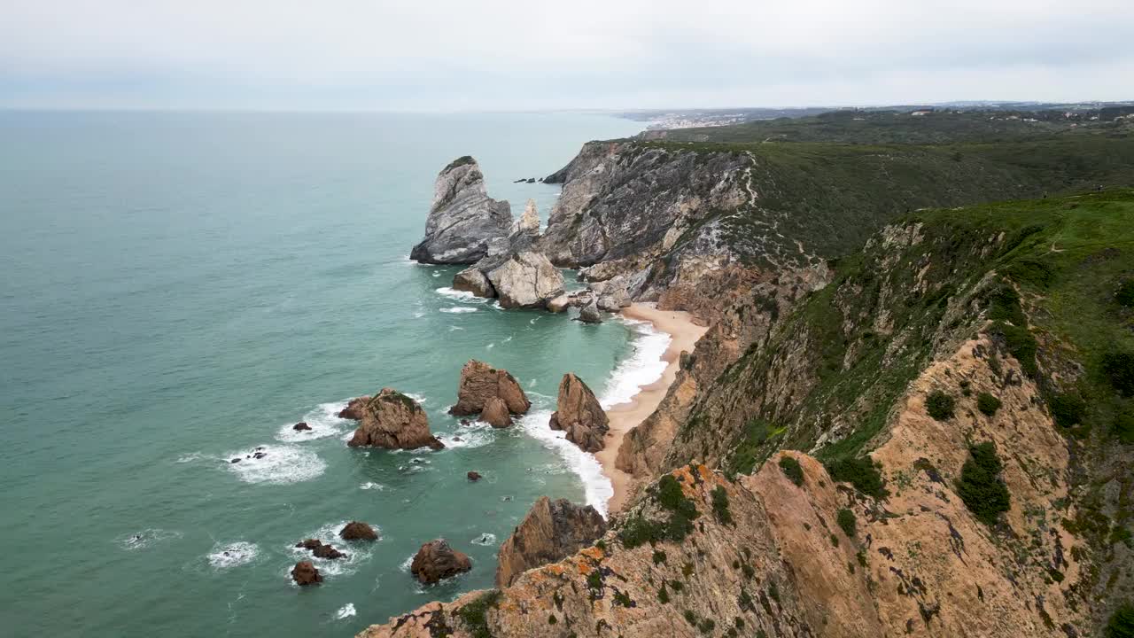 航拍的海洋和岩石山脉覆盖着树木的海岸视频素材