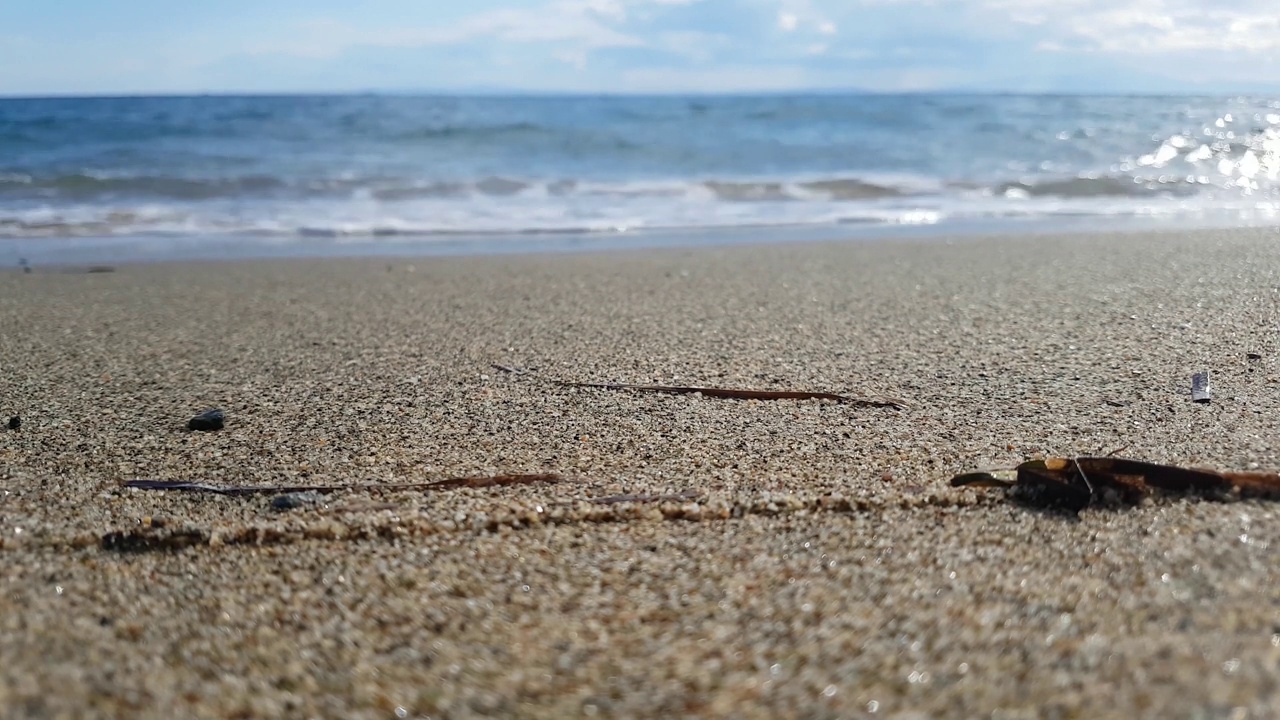 海浪拍打在Nea Flogita的海滩上视频素材