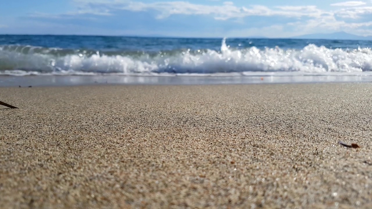 海浪拍打在Nea Flogita的海滩上视频素材