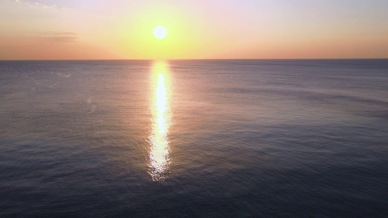 鸟瞰海浪和日落。美丽的海滩上海浪的航拍无人机4k拍摄视频素材