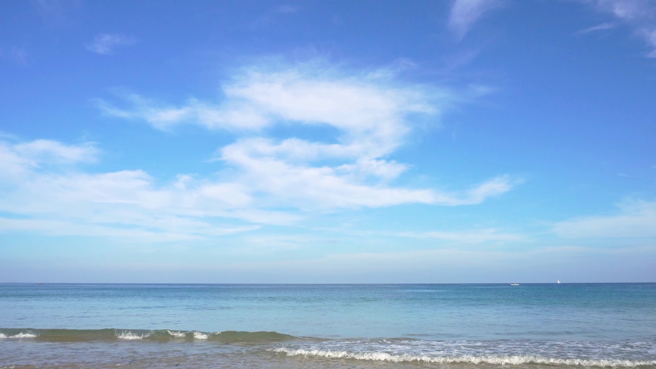 滩海景观水和蓝天，滩海空间面积视频素材